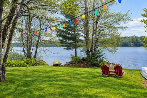 Lakefront Cottage • Private Beach • Lake Views • Pets Stay Free • Kayaks & BBQ