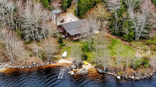 Lakefront Cottage • Private Beach • Lake Views • Pets Stay Free • Kayaks & BBQ