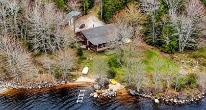 Lakefront Cottage • Private Beach • Lake Views • Pets Stay Free • Kayaks & BBQ
