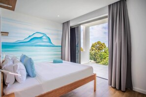 Una camera da letto con un letto, vista sull'esterno e un quadro appeso al muro.