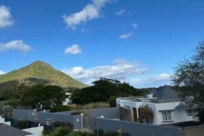 A residential area with a hill in the background. - Townhouse with 3 suites and private pool (Tamarin)