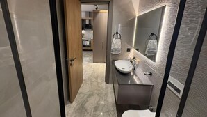 Penthouse Comfort, balkon, pemandangan kebun | Kamar mandi | Bathtub, pengering rambut, sandal, dan handuk