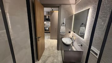 Penthouse Confort, balcón, vista al jardín | Baño | Tina, secadora de cabello, pantuflas, toallas