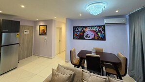Apartemen Klasik, balkon, pemandangan kebun | Tempat makan