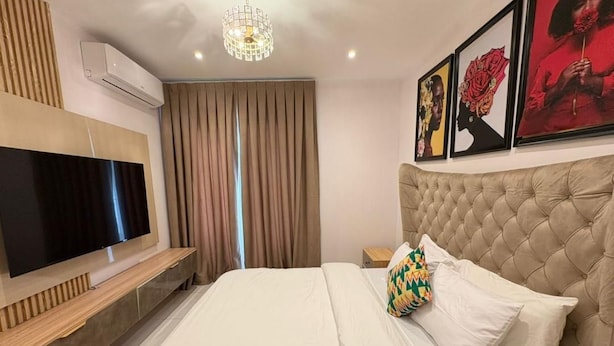 Penthouse Comfort, balkon, pemandangan kebun | Brankas, meja kerja, ruang kerja ramah laptop, dan tirai kedap cahaya