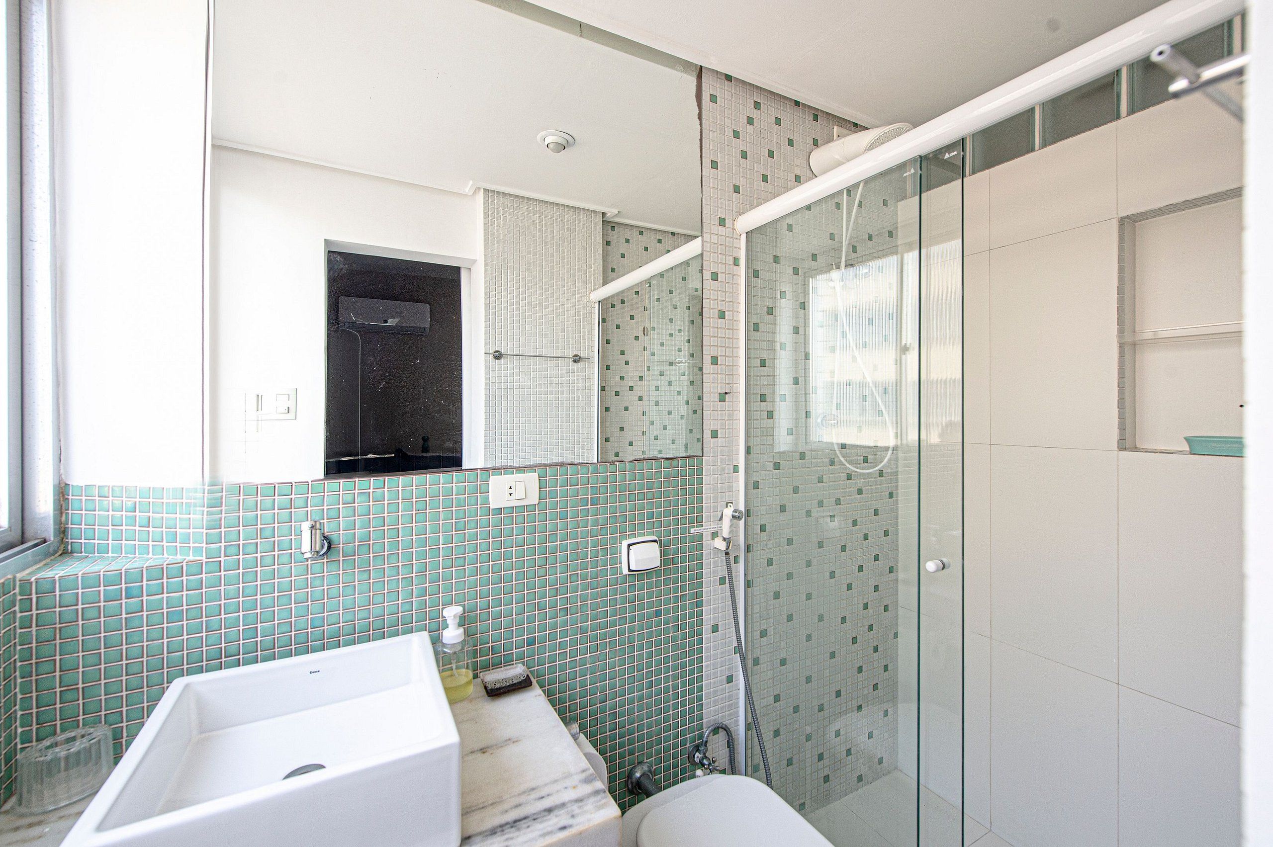 Un baño con una bañera grande, una ducha y un inodoro.