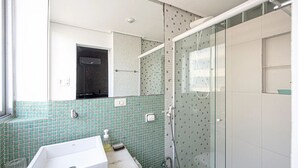 Une salle de bain avec une baignoire, des toilettes, une douche et un miroir.