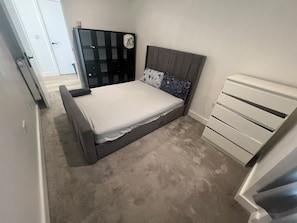 Unclassified image, 3 of 10, button - Greenwich Point - 2 Bedroom (London)