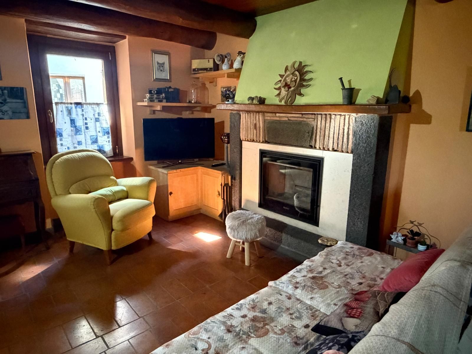 Una sala de estar acogedora con chimenea, televisor y un sofá cómodo.