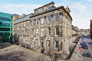 Un bâtiment historique doté de nombreuses fenêtres et d’une façade de style traditionnel.