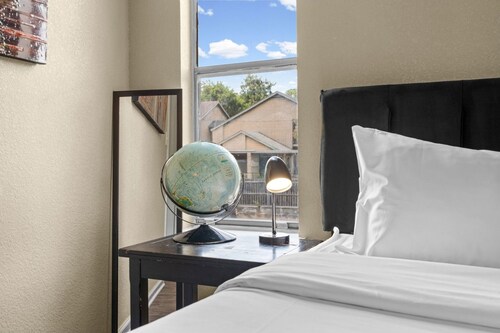 Sweet S Austin Condo | Pool, Parking, Pet-Friendly | 1 Mile to Coffee & Tacos