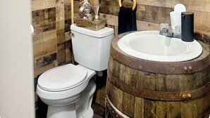 Hair dryer, towels, soap, shampoo - Cozy cottage cabin with lake and beach access (Albion)
