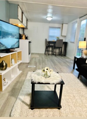 Living area - Cozy cottage cabin with lake and beach access (Albion)
