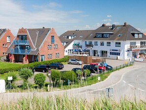 Un quartier résidentiel avec des maisons, une route et des voitures garées.