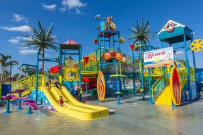 Un parque acuático con varias toboganes y estructuras de juegos de agua.