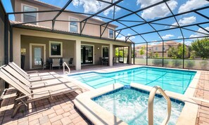 Ein Poolbereich auf dem Dach mit Liegestühlen, einem Whirlpool und einer überdachten Terrasse.