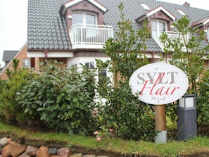 Una propiedad residencial con un letrero que indica 'SYLT Flair 31 c+d'.