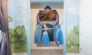 A room with a mural of a woman in a blue dress and a painting above a mirror. - Stylish Villa With Unreal Themed Bedroom at Reunion (Kissimmee)