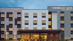 Ein Hotel mit zwei Bereichen, die 'Fairfield by Marriott' und 'Townerplace Suites by Marriott' zeigen.