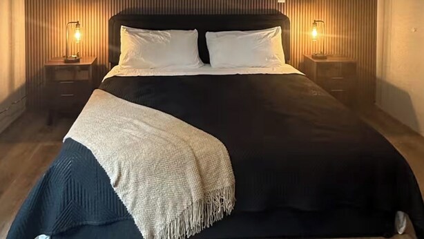 Unclassified image, 1 of 15, button - Onyx Suite • King Size Bed • Private Entrance (Dunnellon)
