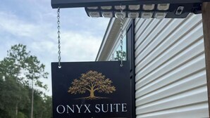 Unclassified image, 5 of 15, button - Onyx Suite • King Size Bed • Private Entrance (Dunnellon)