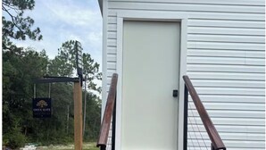 Unclassified image, 4 of 15, button - Onyx Suite • King Size Bed • Private Entrance (Dunnellon)