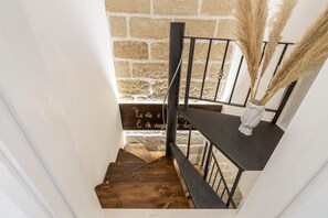 A staircase with a wooden floor and a metal railing, leading to a lower level. - 'Moonlight Jungle' Apartment with Balcony, Wi-Fi and Air Conditioning (Avola)