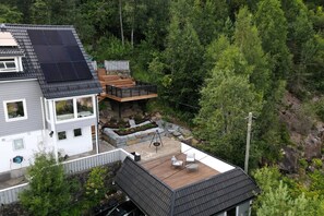 A residential property with a rooftop deck, a small garden, and a wooden deck. - Morgensolen - Free Parking & Mountain Trails (bones)