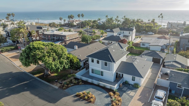 A residential area with houses, a tree, and a clear view of the ocean. - Modern Coastal Home in Carlsbad (Carlsbad)
