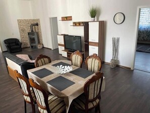 Dining - Apartment No. 3 – Quiet Accommodation with a Private Garden & Wi-Fi (Eberswalde)