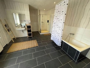 Bathroom - Apartment No. 3 – Quiet Accommodation with a Private Garden & Wi-Fi (Eberswalde)