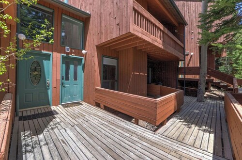Superb 4-bedroom condo with AC in quaint Brian Head steps from Giant Steps Lodge