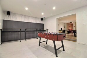 A room with a foosball table, a ping pong table, and a billiards table. - Domaine 52 pers. | Rivière, Lac, Piscine (Saint-Félix-de-Kingsey)