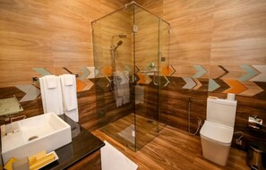 A modern bathroom with a glass-enclosed shower, a white sink, and a toilet. - Hotel Vishwa Retreat - Kandy (Kandy)