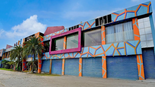Un edificio moderno con patrones geométricos y un ventanal grande.