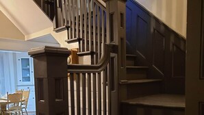 Una scala con gradini in legno scuro e una ringhiera in metallo.