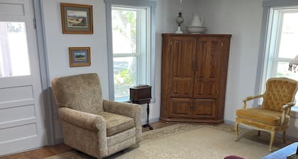 Marvelous 2-bedroom cottage in charming Savery perfect for relaxing getaway