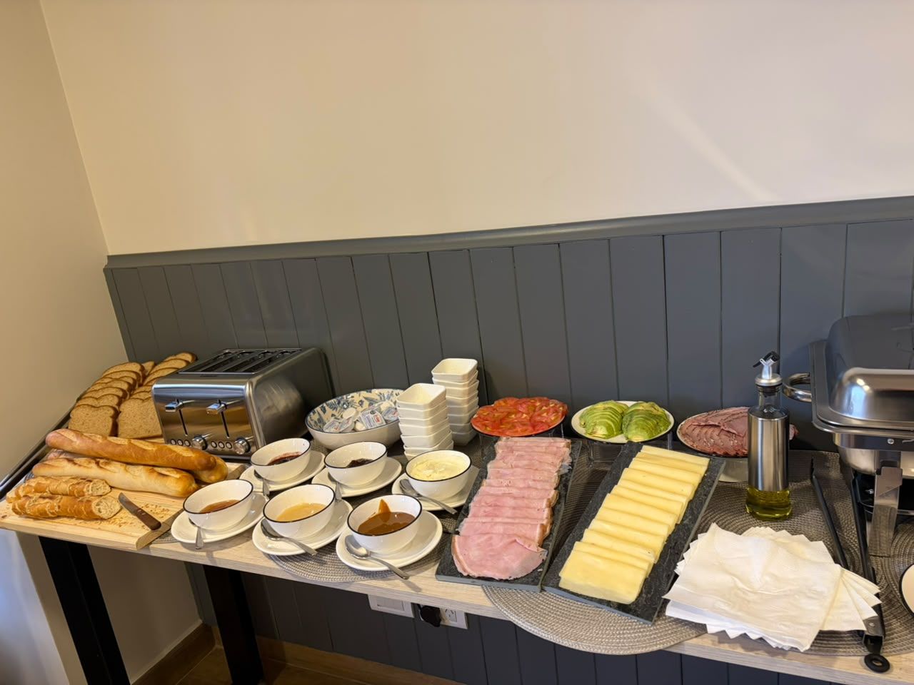Une table de buffet proposant divers plats et accompagnements.