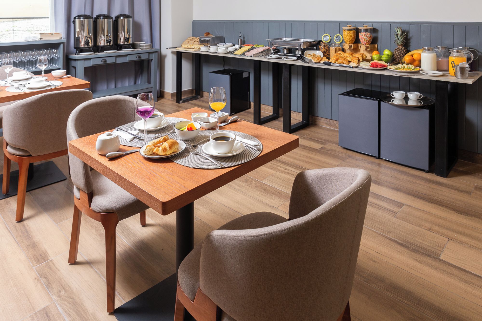 Un buffet de petit-déjeuner proposant une variété d'aliments et de boissons.