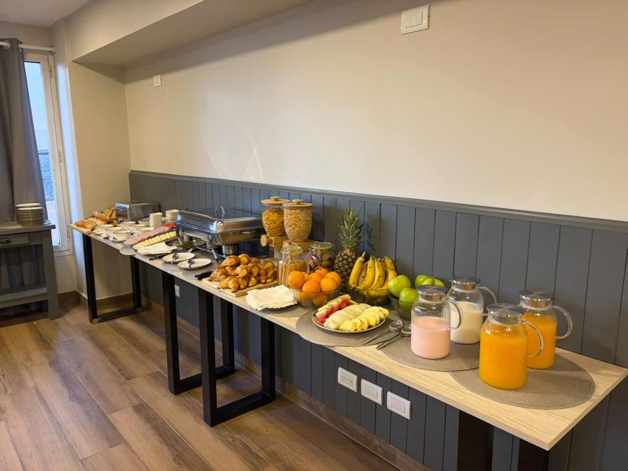 Une table de buffet proposant une variété de plats et de boissons.