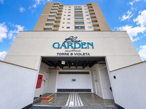 A hotel entrance with a sign reading 'Blue Garden residence TORRE B VIOLETA'. - Ap Blue Garden 800mt da Praia - Itapema/sc (Itapema)