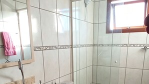 Dusche, Haartrockner, Handtücher, Toilettenpapier