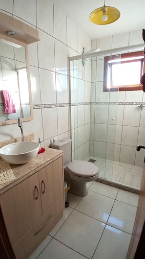 Douche, sèche-cheveux, serviettes fournies, papier toilette