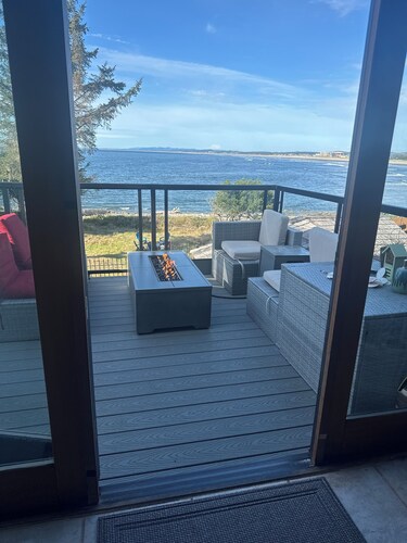  Welcome to The Waves on the Rocks Oceanfront Sanctuary-4bed, 4 bath ocean front