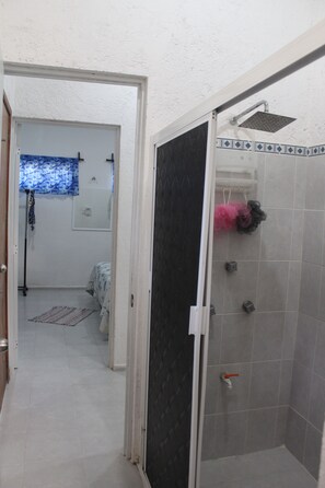 Ein Badezimmer mit Dusche, Toilette und Waschbecken.