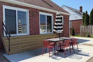 Outdoor dining - Refined Lakefront Living with Stunning Views (Willowick)