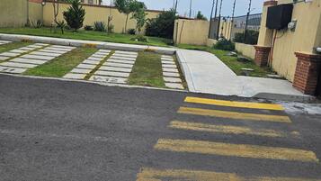 Un área de estacionamiento con espacios delimitados y un paso de peatones.