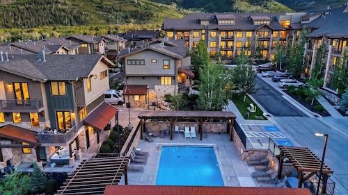 Blackstone Chalet by Avantstay Private Hot Tub + BBQ + Communal Pool Walk to Lifts