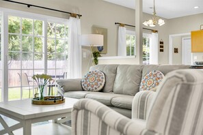 Living Room - Sleeps 6 • Self Check-In • Fast WiFi • Private Backyard • Washer & Dryer • Minutes to Wrightsville Beach (Wilmington)
