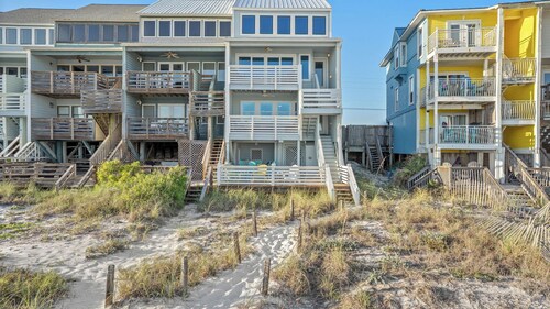 Seawinds 1 by Avantstay Beachfront + Private Beach + Daily Chair Service + 3 Decks